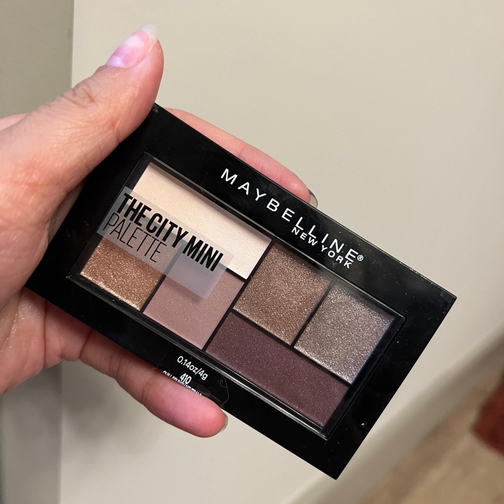 NEVER BEEN USED maybelline eyeshadow palette